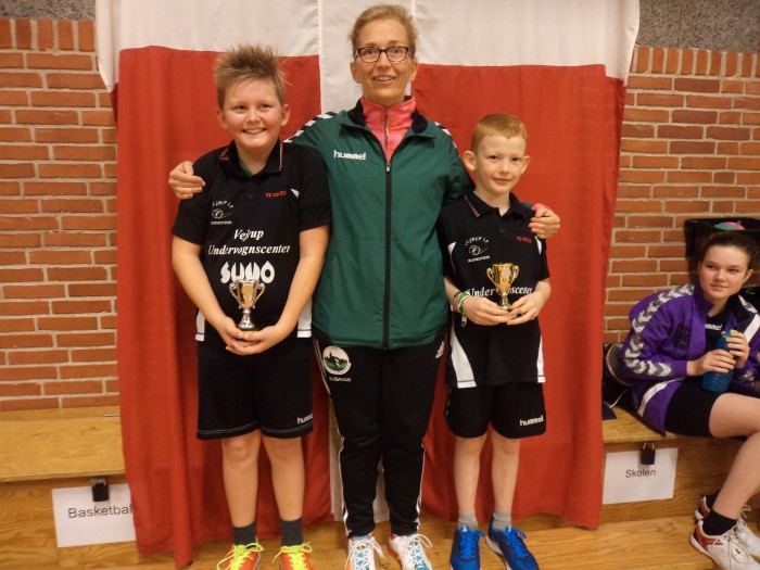Fra ve. Jeppe B. Andersen vandt guld i gr. 2. I midten Susanne Petersen, stævne leder . Til hø. Magne Sørensen vandt sølv i gr. 2