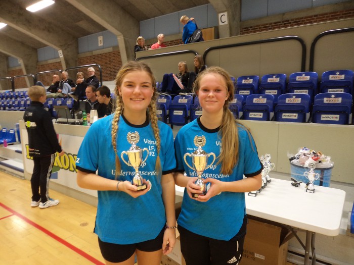 Janni U. Nielsen og Emma S. Regel vindere af U. 19/17 i b. rækken ved landsdels stævnet i Ribe d. 7. nov 2015